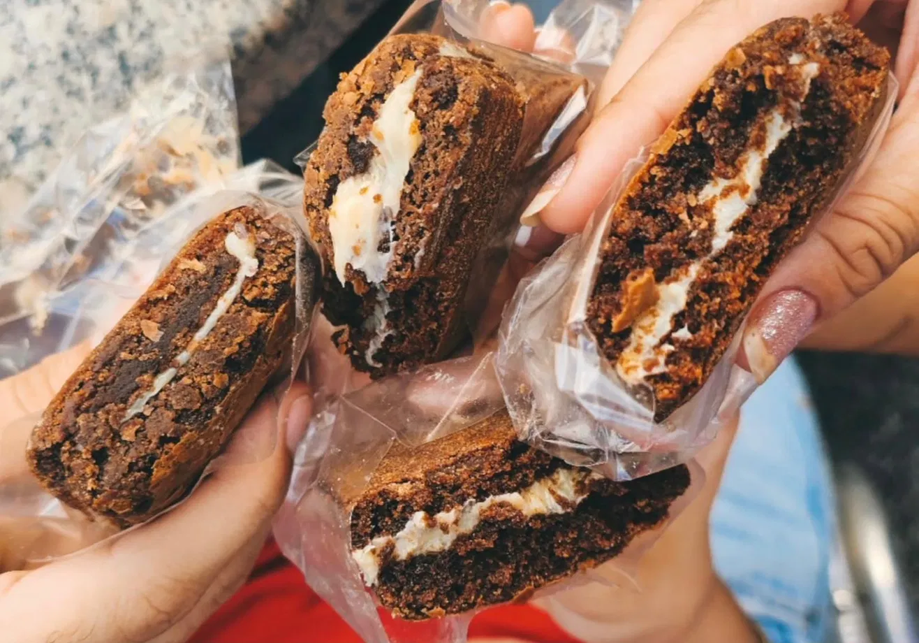 Brownies Limos recém-embalados, com recheio cremoso à mostra
